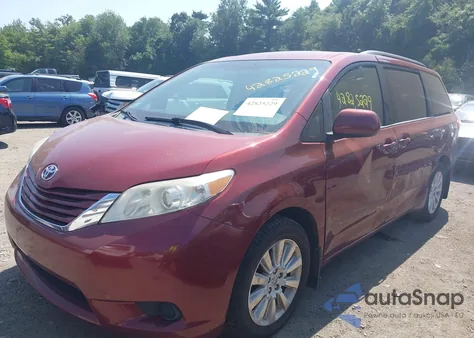 2015 Toyota Sienna Le 7 Passenger z USA, uszkodzony, nr VIN 5TDJK3DC1FS094321